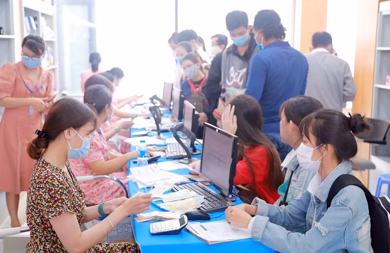 Sinh viên Trường ĐH Công nghiệp Thực phẩm TPHCM nộp học phí theo định kỳ.