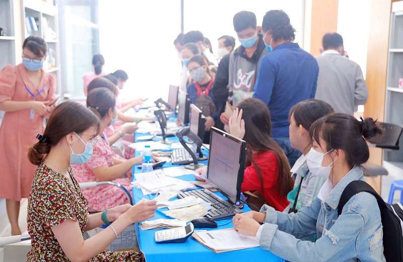 Sinh viên Trường ĐH Công nghiệp Thực phẩm TPHCM nộp học phí theo định kỳ.