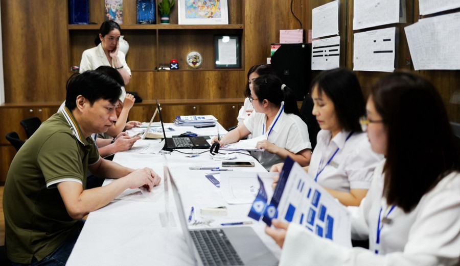 Phụ huynh tìm hiểu thông tin tuyển sinh của một trường ngoài công lập tại Hà Nội. Ảnh: Lan Anh Phụ huynh tìm hiểu thông tin tuyển sinh của một trường ngoài công lập tại Hà Nội. Ảnh: Lan Anh