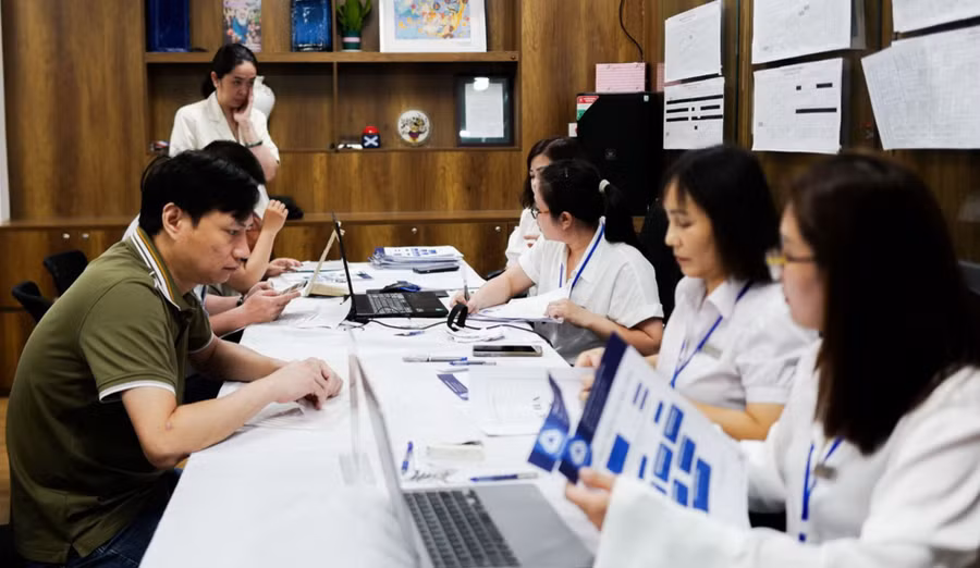 Phụ huynh tìm hiểu thông tin tuyển sinh của một trường ngoài công lập tại Hà Nội. Ảnh: Lan Anh