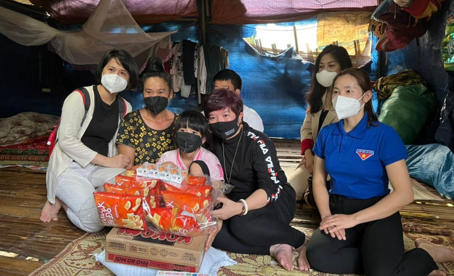 Nhà báo Dương Thanh Hương (áo đen ngồi giữa) – Phó Tổng Biên tập Báo Giáo dục & Thời đại thăm và trao tặng quà cho học sinh nghèo tại Điện Biên. Ảnh: Ngọc Diệp Nhà báo Dương Thanh Hương (áo đen ngồi giữa) – Phó Tổng Biên tập Báo Giáo dục & Thời đại thăm và trao tặng quà cho học sinh nghèo tại Điện Biên. Ảnh: Ngọc Diệp