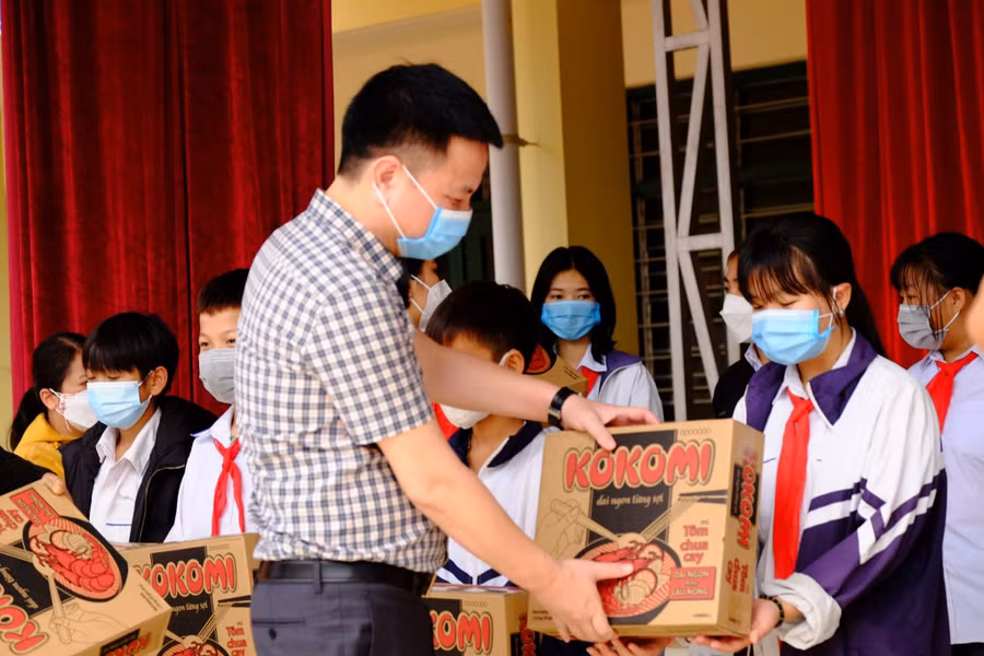 Nhà báo Triệu Ngọc Lâm – Tổng Biên tập Báo Giáo dục & Thời đại trao quà cho học sinh nghèo trên địa bàn huyện Điện Biên. Ảnh: Ngọc Diệp 