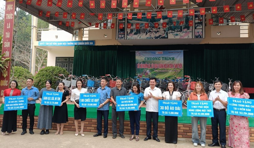 Nhà báo Nguyễn Đức Tuân – Phó Tổng Biên tập Báo Giáo dục & Thời đại (thứ 7 từ phải qua) cùng các mạnh thường quân trao tặng các suất quà trị giá hơn 530 triệu đồng cho thầy trò 5 trường trên địa bàn xã Mường Mươn. Ảnh: Ngọc Diệp Nhà báo Nguyễn Đức Tuân – Phó Tổng Biên tập Báo Giáo dục & Thời đại (thứ 7 từ phải qua) cùng các mạnh thường quân trao tặng các suất quà trị giá hơn 530 triệu đồng cho thầy trò 5 trường trên địa bàn xã Mường Mươn. Ảnh: Ngọc Diệp