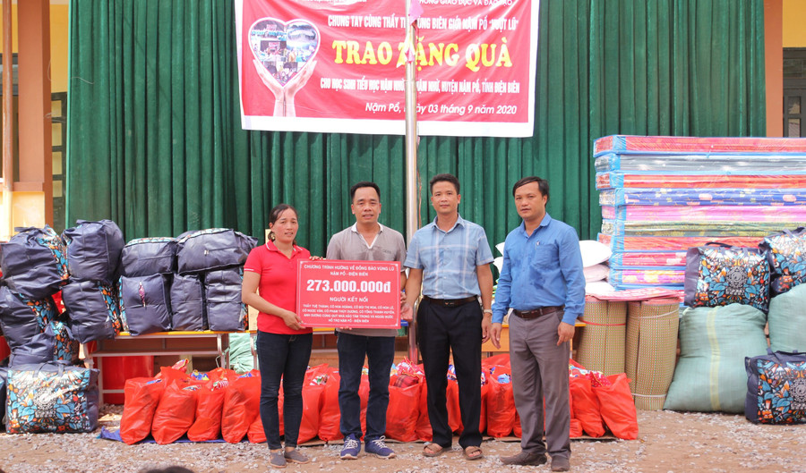 Đại diện Báo Giáo dục & Thời đại trao tặng các suất quà trị giá gần 300 triệu đồng hỗ trợ cô trò và nhân dân vùng lũ Nậm Nhừ, Nậm Pồ vào tháng 9/2020. Ảnh: Ngọc Diệp Đại diện Báo Giáo dục & Thời đại trao tặng các suất quà trị giá gần 300 triệu đồng hỗ trợ cô trò và nhân dân vùng lũ Nậm Nhừ, Nậm Pồ vào tháng 9/2020. Ảnh: Ngọc Diệp