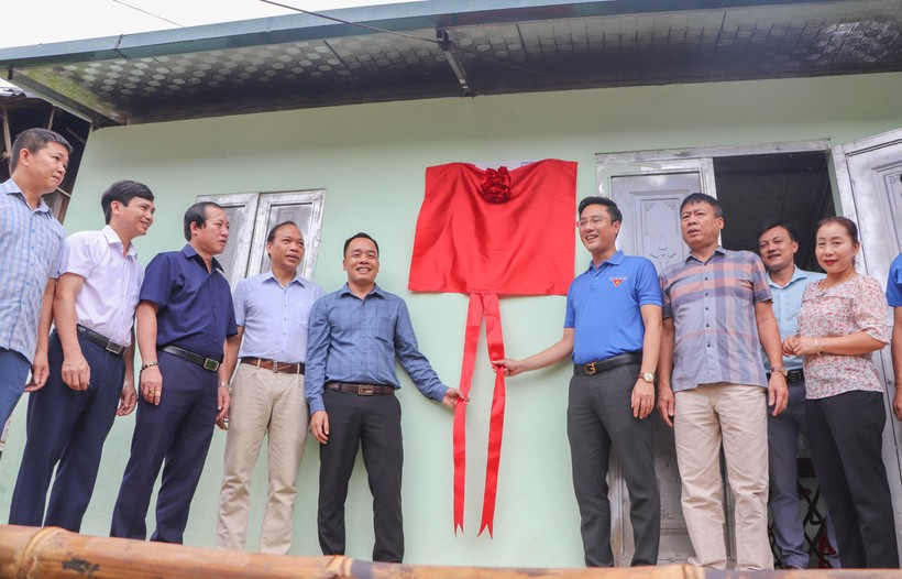 Trao tặng nhà “Khăn quàng đỏ” cho học sinh mồ côi tại huyện Mường Chà vào tháng 8/2022. Công trình do nhà báo Triệu Ngọc Lâm – Tổng Biên tập Báo Giáo dục và Thời đại phát tâm ủng hộ và kêu gọi. Ảnh: Ngọc Diệp Trao tặng nhà “Khăn quàng đỏ” cho học sinh mồ côi tại huyện Mường Chà vào tháng 8/2022. Công trình do nhà báo Triệu Ngọc Lâm – Tổng Biên tập Báo Giáo dục và Thời đại phát tâm ủng hộ và kêu gọi. Ảnh: Ngọc Diệp