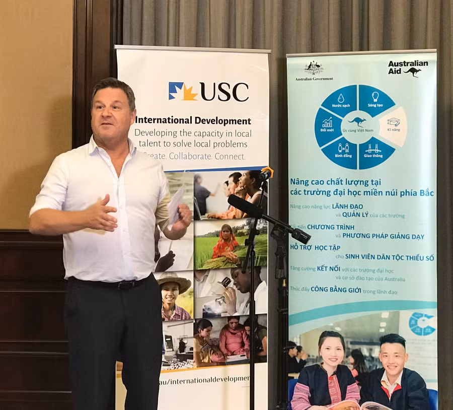 Ông Michael Sadlon – Giám đốc Chương trình Aus4Skills - phát biểu tại lễ bế giảng khóa học