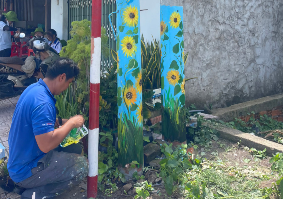 Giáo viên Mỹ thuật và các bạn đoàn viên tham gia thực hiện công trình. Giáo viên Mỹ thuật và các bạn đoàn viên tham gia thực hiện công trình.