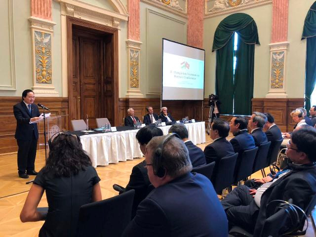 Bộ trưởng Phùng Xuân Nhạ phát biểu tại Hội nghị Bộ trưởng Phùng Xuân Nhạ phát biểu tại Hội nghị