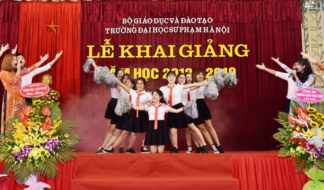 Tiết mục văn nghệ trong lễ khai giảng của sinh viên Trường ĐHSP Hà Nội