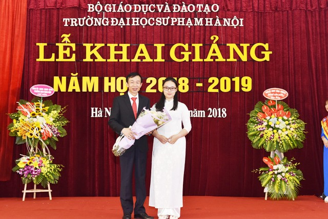 Hiệu trưởng Trường ĐHSP Hà Nội nhận bó hoa tươi thắm từ sinh viên trong lễ khai giảng năm học mới
