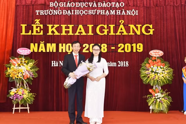 Hiệu trưởng Trường ĐHSP Hà Nội nhận bó hoa tươi thắm từ sinh viên trong lễ khai giảng năm học mới