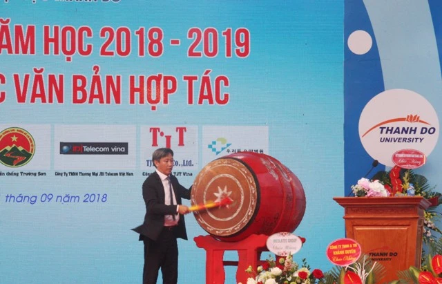 TS Ngô Xuân Hà - Hiệu trưởng Trường ĐH Thành Đô đánh trống khai giảng năm học mới