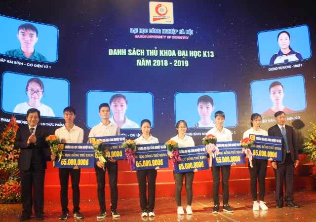 Lãnh đạo nhà trường trao học bổng cho các sinh viên thủ khoa và á khoa đầu vào Lãnh đạo nhà trường trao học bổng cho các sinh viên thủ khoa và á khoa đầu vào