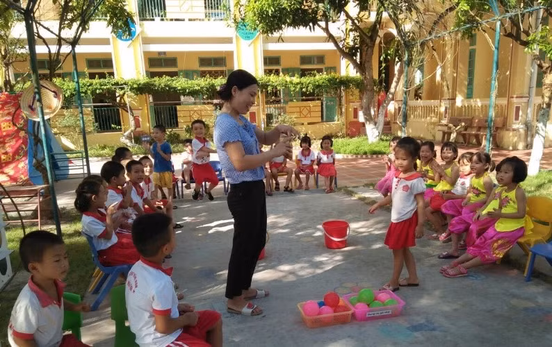 Giờ chơi của cô trò Trường MN Hải Tân, huyện Hải Hậu, tỉnh Nam Định. Ảnh: TG