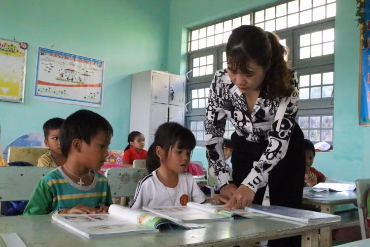 Giáo viên giảng dạy Chương trình, SGK mới cho các em học sinh lớp 1.