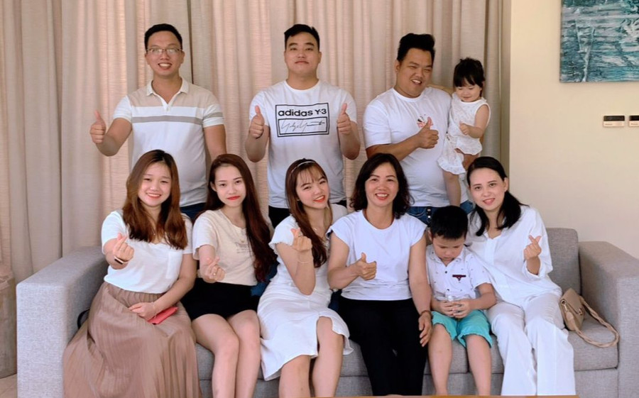 Chị Huệ cùng gia đình các con, cháu.