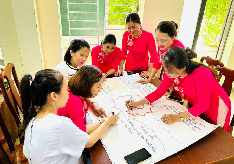 Giáo viên Trường Tiểu học Hùng Vương (quận Hải Châu, TP Đà Nẵng) đánh giá hoạt động chuyên môn cuối năm. Giáo viên Trường Tiểu học Hùng Vương (quận Hải Châu, TP Đà Nẵng) đánh giá hoạt động chuyên môn cuối năm.