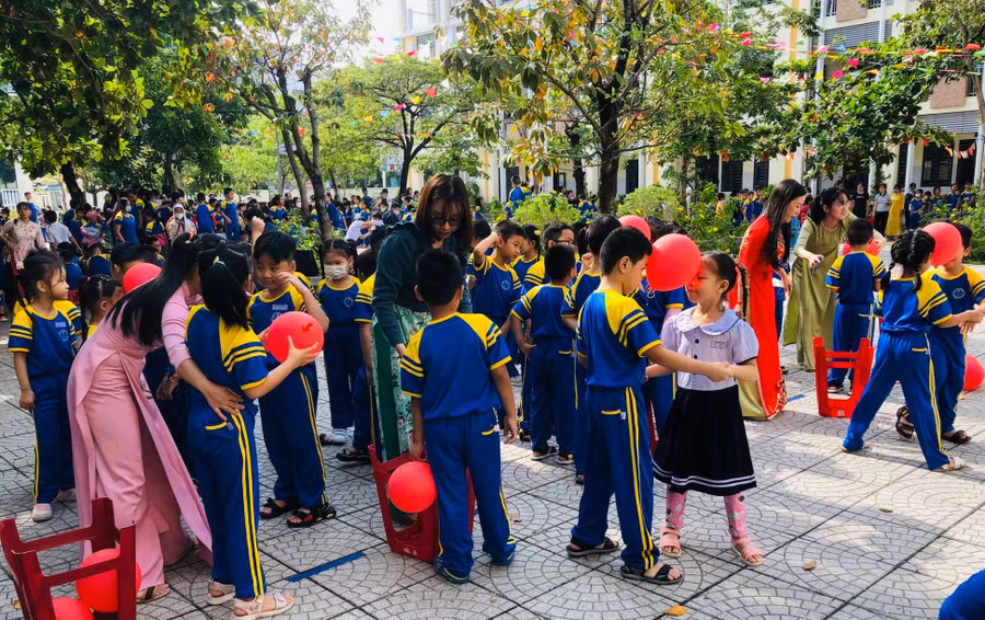 Giáo viên Trường Tiểu học Võ Thị Sáu (quận Hải Châu, TP Đà Nẵng) tham gia cùng hỗ trợ, hướng dẫn và quản lý học sinh trong Ngày hội thể thao năm học 2022 - 2023.