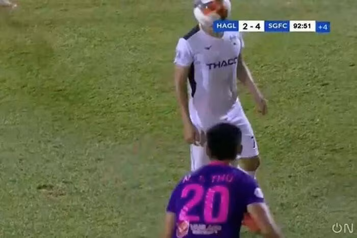 Thanh Thụ của Sài Gòn FC bị phạt nguội vì ném thẳng bóng vào mặt Hồng Duy.