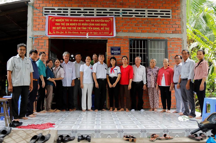 Trao nhà cho em Trương Ánh Ngoan.