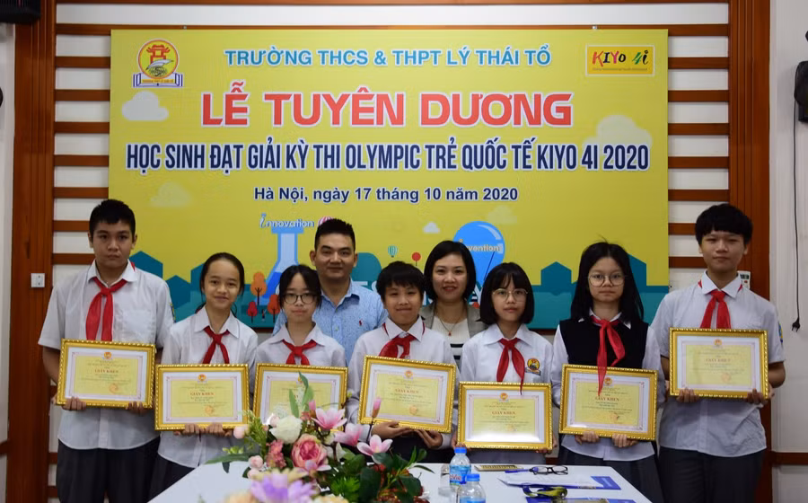 PGS.TS. Nguyễn Cao Khang và cô Nguyễn Thị Thu Hiền chụp ảnh cùng 2 đội tại lễ tuyên dương.