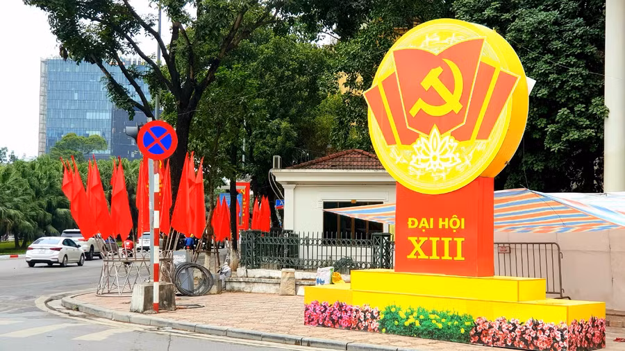 Hà Nội trang hoàng rực rỡ cờ hoa chào mừng Đại hội XIII của Đảng ảnh 3