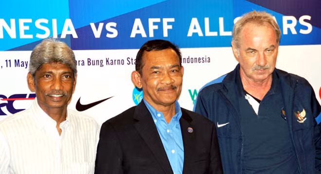 Cựu HLV tuyển Malaysia Rajagobal (trái) gửi lời chia buồn sâu sắc tới gia đình cố HLV Alfred Riedl.