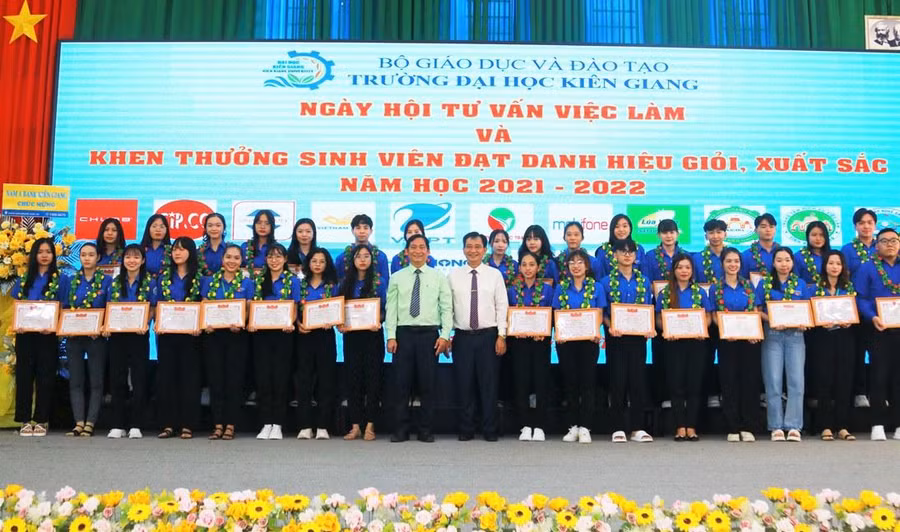 Lãnh đạo Trường ĐH Kiên Giang trao giấy khen cho sinh viên đạt danh hiệu xuất sắc.