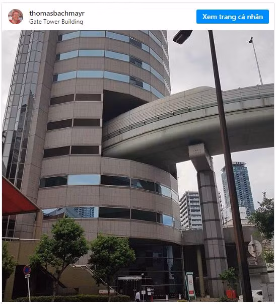 Tòa nhà độc nhất vô nhị trên thế giới khi có đường cao tốc chạy dọc qua ảnh 2