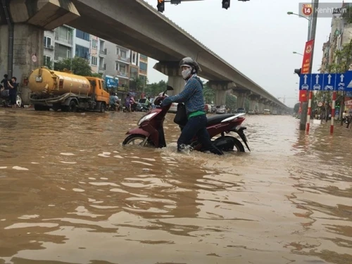 Hà Nội mưa lớn, dân lại lo cảnh "lội nước" đi làm