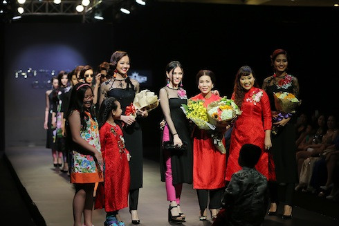 Thu Thủy tặng hoa cho NTK Sương Nguyễn.