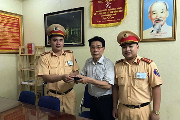 Xúc động nhận lại số tiền lớn và giấy tờ quan trọng bị mất sau 1 giờ