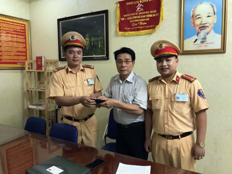 Xúc động nhận lại số tiền lớn và giấy tờ quan trọng bị mất sau 1 giờ - Ảnh 1 Xuc dong nhan lai so tien lon va giay to quan trong bi mat sau 1 gio - Anh 1