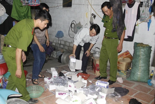 Một tụ điểm ma tuý với nhiều công cụ "chế" hàng trắng từ các loại thuốc tân dược bị phá. Ảnh: Dân Trí
