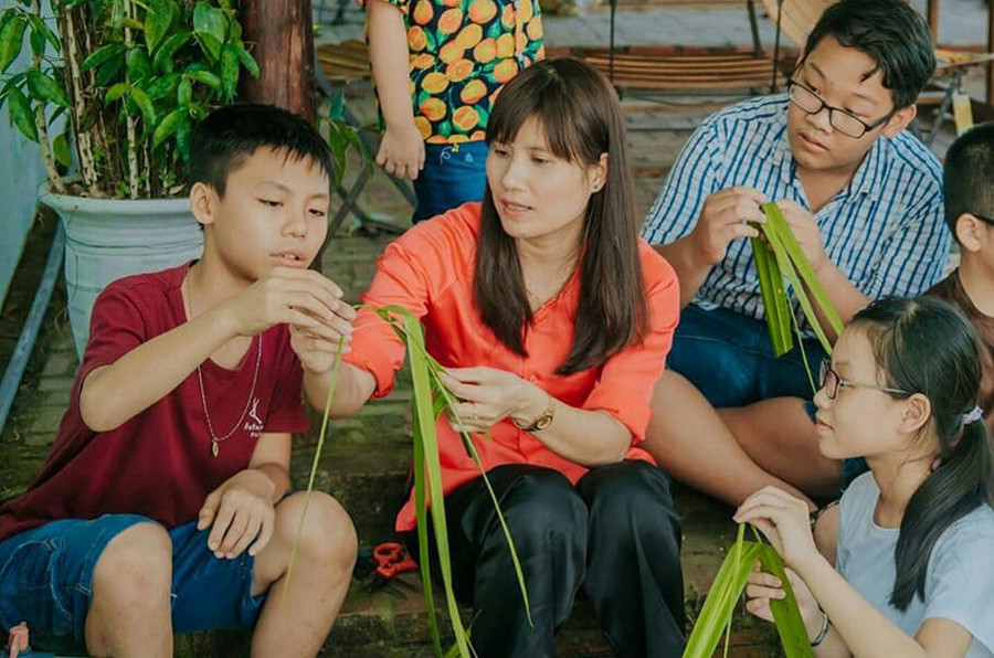 Cô Phạm Thị Thùy Loan trong một giờ dạy kỹ năng cho HS trường THCS Nguyễn Huệ (Q. Hải Châu, TP Đà Nẵng)