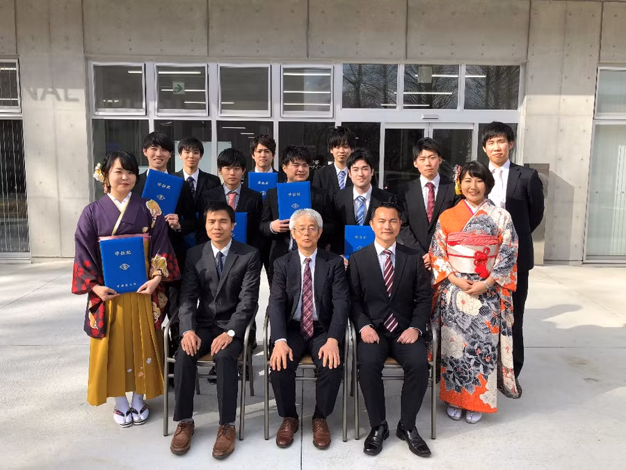 TS Nguyễn Minh Hải (ngồi hàng trước ngoài cùng bên trái) cùng đồng nghiệp và sinh viên trong lễ tốt nghiệp của sinh viên Phòng nghiên cứu kết cấu khi còn làm việc tại ĐH Utsunomiya, Nhật Bản.