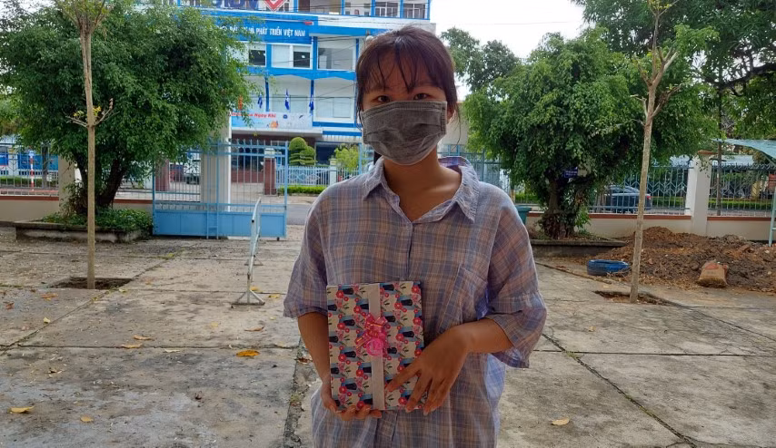 Học sinh Trường THPT Kon Tum mang SGK đến trường gửi tặng lại cho vùng khó khăn.