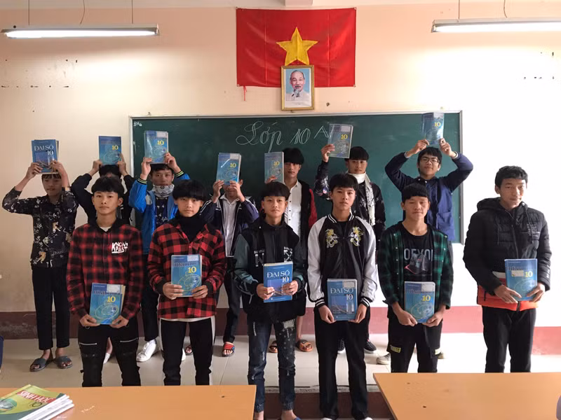 Học sinh Trung tâm Giáo dục thường xuyên Sa Pa (Lào Cai) được nhận sách giáo khoa từ các tổ chức, cá nhân. Ảnh chụp vào thời điểm chưa có dịch Covid-19