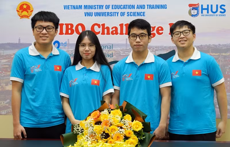 Minh Khang (bên trái) cùng các bạn trong đội tuyển Olympic Sinh học quốc tế 2021. Ảnh: TG