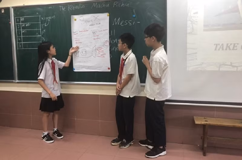 Học sinh khối THCS Trường Nguyễn Tất Thành tự tin thuyết trình bằng Tiếng Anh. Ảnh: TG