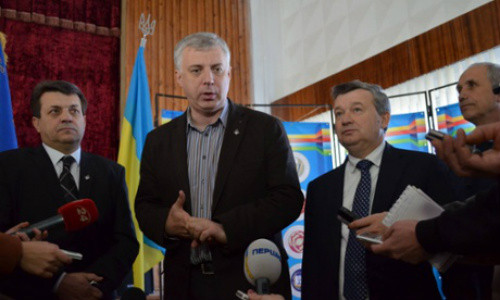 Bộ trưởng Giáo dục Ukraine (giữa) và ông Roman Gryniuk - Hiệu trưởng trường ĐH Quốc gia Ukraine (phải).