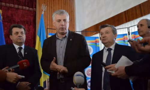 Bộ trưởng Giáo dục Ukraine (giữa) và ông Roman Gryniuk - Hiệu trưởng trường ĐH Quốc gia Ukraine (phải).