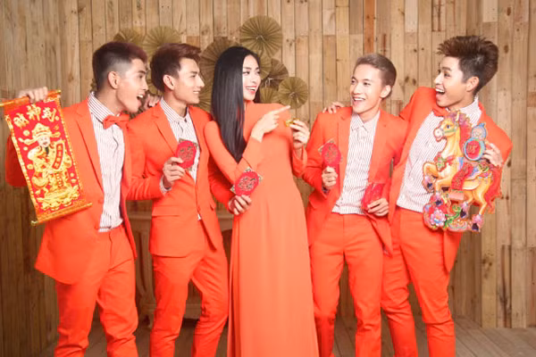 Khi ca sĩ Việt được tiền bối nâng bước thuở mới vào nghề