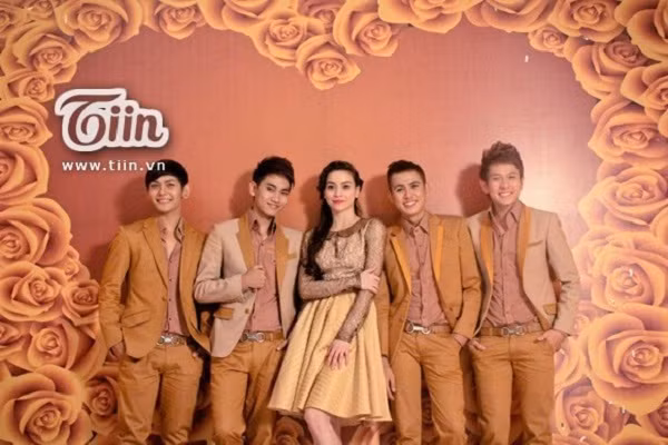 Khi ca sĩ Việt được tiền bối nâng bước thuở mới vào nghề