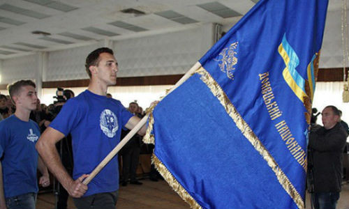 Học sinh trong lễ khai giảng trường đại học mới trong cảnh di tản