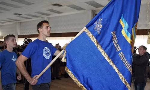 Học sinh trong lễ khai giảng trường đại học mới trong cảnh di tản