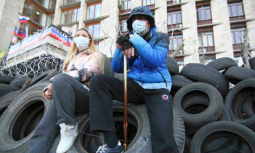 Người biểu tình thân Nga trước trường ĐH Quốc gia Donetsk.