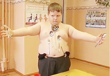 Bé Nikolai biểu diễn khả năng hút kim loại 