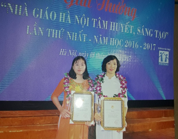 Cô Phan Thị Hoàn (áo dài trắng) trong lễ trao giải "Nhà giáo Hà Nội tâm huyết, sáng tạo" lần thứ nhất năm 2017 diễn ra gần đây Cô Phan Thị Hoàn (áo dài trắng) trong lễ trao giải "Nhà giáo Hà Nội tâm huyết, sáng tạo" lần thứ nhất năm 2017 diễn ra gần đây