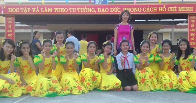 Cô Phan Thị Hoàn và học trò Cô Phan Thị Hoàn và học trò